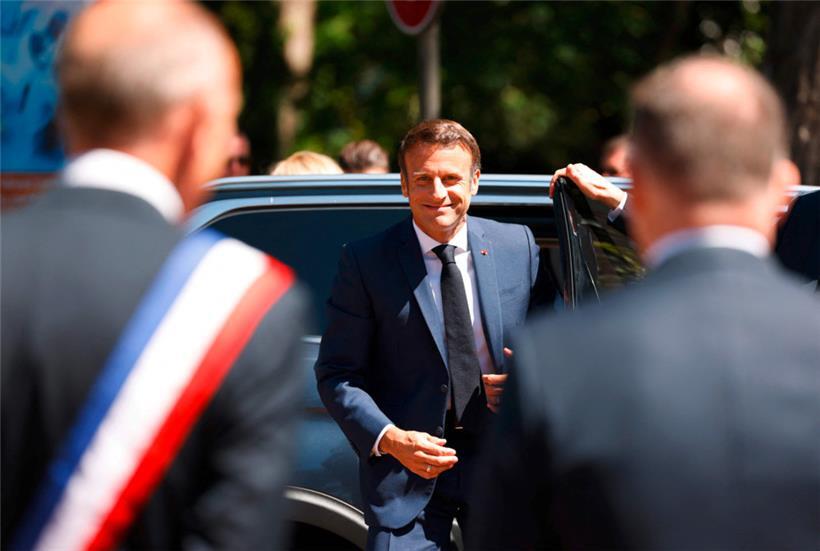 Emmanuel Macron kommt am Sonntag in Le Touquet am Wahlbüro an
