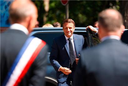 Emmanuel Macron kommt am Sonntag in Le Touquet am Wahlbüro an
