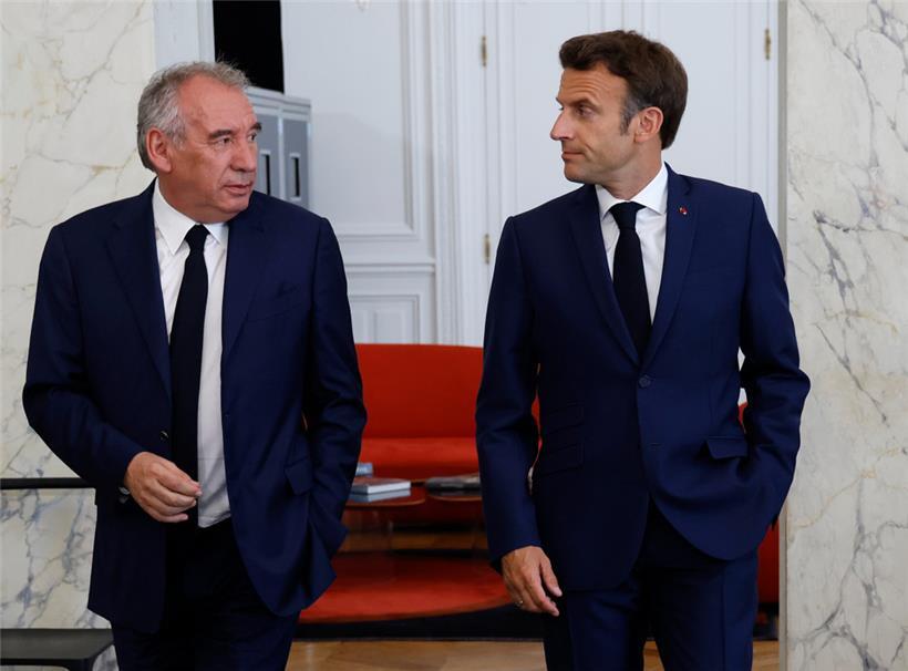  Emmanuel Macron (r), Präsident von Frankreich, geht neben Francois Bayrou, den er zum Premierminister ernannt hatr
