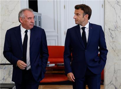 Emmanuel Macron (r), Präsident von Frankreich, geht neben Francois Bayrou, den er zum Premierminister ernannt hatr
