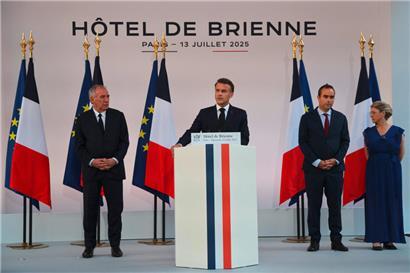 Emmanuel Macron s’est adressé hier aux armées en présence du premier ministre François Bayrou (g.), du ministre de la Défense Sébastien Lecornu (2e de droite) et de la ministre déléguée auprès du ministre des Armées, chargée de la Mémoire et des Anciens combattants, Patricia Miralles
