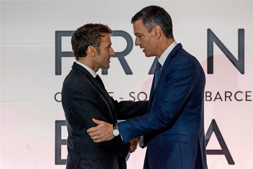 Emmanuel Macron und Pedro Sánchez unterzeichneten den Freundschaftsvertrag in Barcelona

