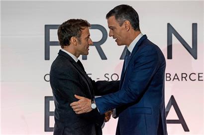Emmanuel Macron und Pedro Sánchez unterzeichneten den Freundschaftsvertrag in Barcelona
