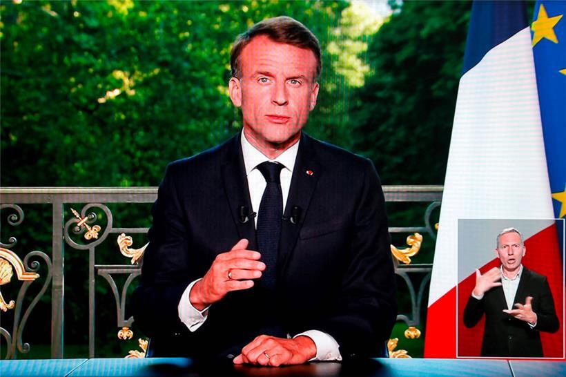 Emmanuel Macron während seiner im Fernsehen übertragenen Ansprache an die Nation, in der er ankündigt, die Nationalversammlung aufzulösen 
