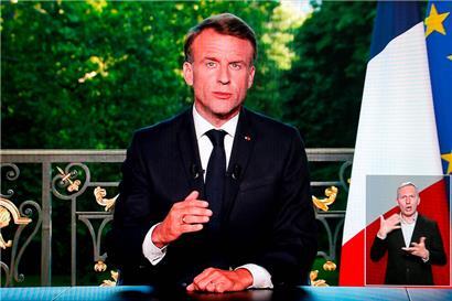 Emmanuel Macron während seiner im Fernsehen übertragenen Ansprache an die Nation, in der er ankündigt, die Nationalversammlung aufzulösen 
