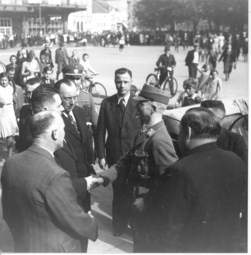 Empfang des Landkommissars Richard Hengst, Rathausplatz Esch, 27. August 1940
