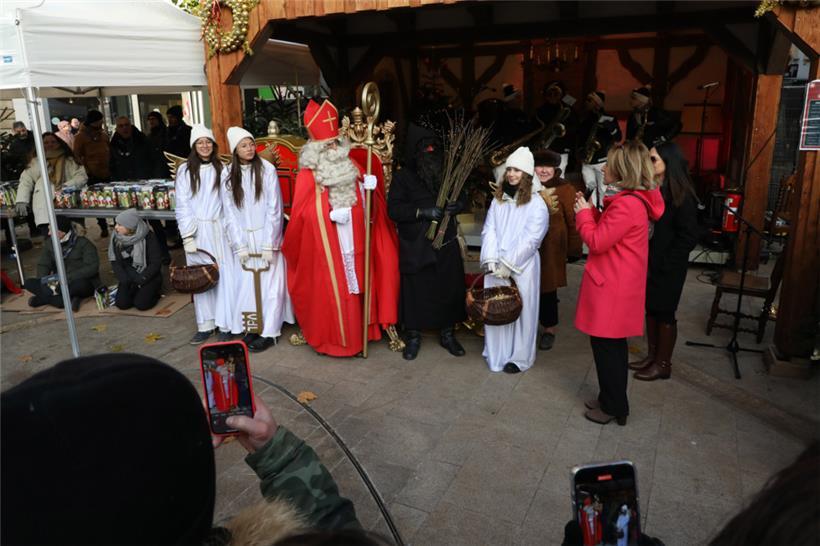 Empfang für die rot-weiß-schwarze Gesandtschaft