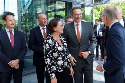 Empfang von Bundesfinanzminister Christian Lindner durch Luxemburgs Finanzministerin Yuriko Backes, Vertreter der Handelskammer und den deutschen Botschafter Ullrich Klöckner
