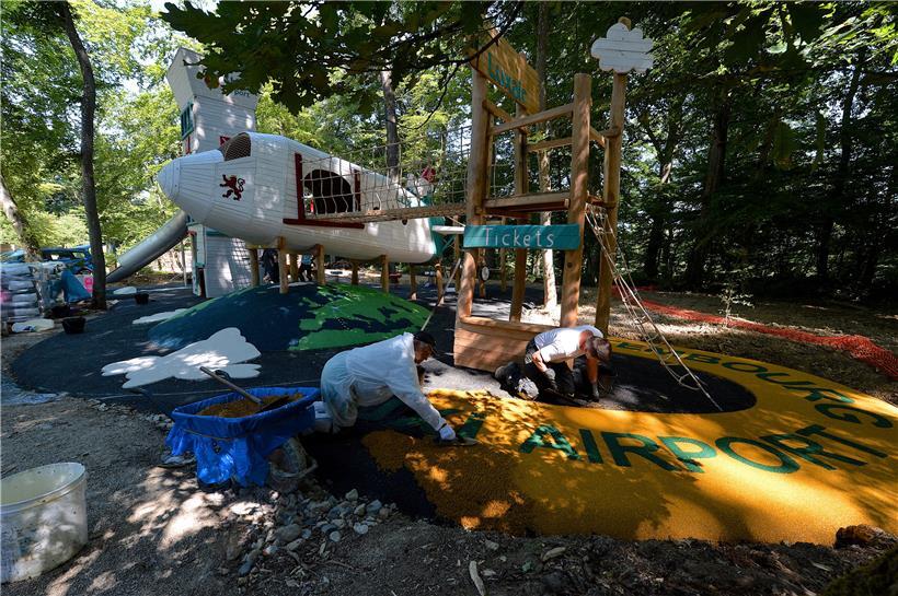 Emsiges Treiben: Bis zum kommenden Mittwoch soll der neue Spielplatz im Märchenpark in Bettemburg fertig sein. Alles dreht sich ums Fliegen. 
