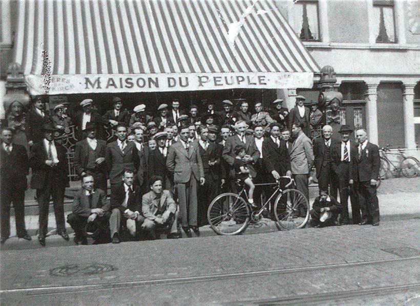 En 1938, une campagne d’abonnements au quotidien antifasciste „La Voce degli Italiani“ fut organisée dans le bassin minier. Photo de groupe des militants italiens autour du dirigeant syndical Léon Weirich lors de la remise de prix devant la Maison du Peuple à Esch-sur-Alzette.
