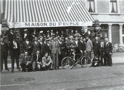 En 1938, une campagne d’abonnements au quotidien antifasciste „La Voce degli Italiani“ fut organisée dans le bassin minier. Photo de groupe des militants italiens autour du dirigeant syndical Léon Weirich lors de la remise de prix devant la Maison du Peuple à Esch-sur-Alzette.

