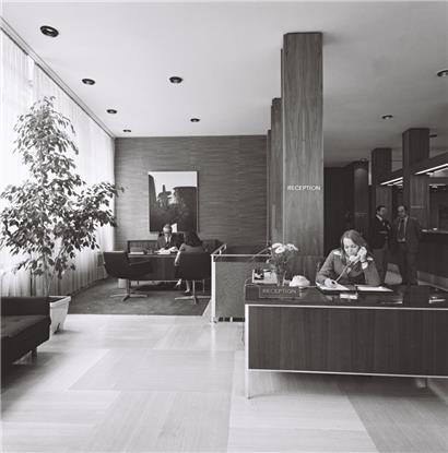 En 1970, il est décidé qu’ouvriers et salariés devaient travailler le même nombre d’heures: 40 par semaine (ici: Crédit industriel d’Alsace et de Lorraine en 1970 par Edouard Kutter Jr)
