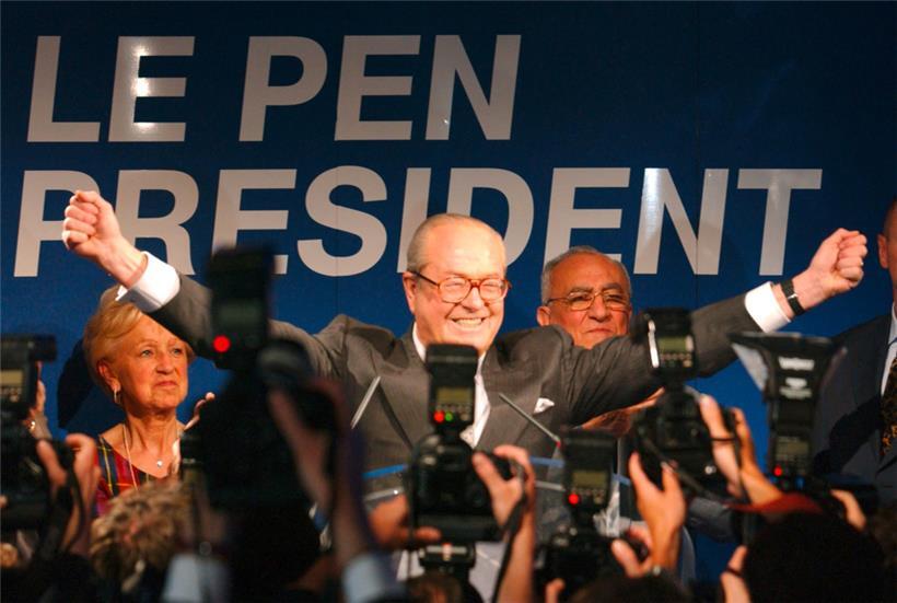 En 2002 Jean-Marie Le Pen arrive au deuxième tour des élections présidentielles où il est battu largement par Jacques Chirac

