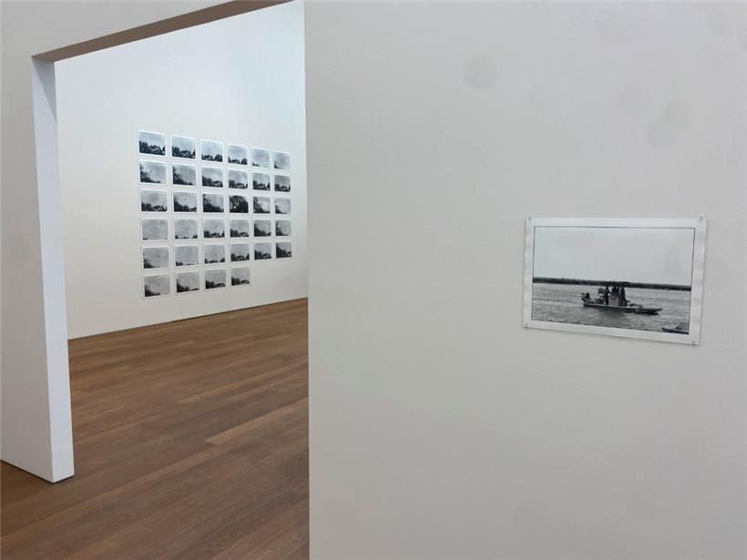 En 295 clichés, Zoe Leonard invite à regarder une frontière sous tous ses angles
