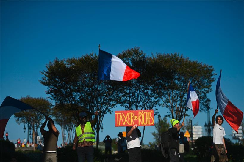 En France, le sentiment que „les riches“ paient proportionnellement moins d’impôts que les contribuables moyens est très répandu
