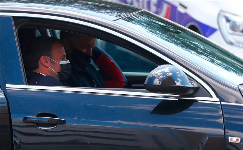 En faisant une tournée des „points chauds“ de Montpellier dans une voiture de police banalisée, en visitant un ancien point de deal et en discutant avec habitants et policiers, Emmanuel Macron a voulu montrer son engagement à lutter contre les narcotrafiquants et améliorer la „sécurité du quotidien“
