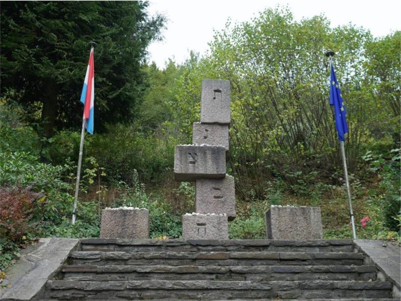 En juillet 1969 fut inauguré par l’Amicale des rescapés et des familles de disparus d’Auschwitz un monument en l’honneur des Juifs déportés de l’ancien couvent de Cinqfontaines transformé en camp par l’occupant allemand. Alors que le Grand-Duc Jean et le vice-président du gouvernement Eugène Schaus (DP) assistèrent à l’inauguration, l’Etat luxembourgeois fut ensuite aux abonnés…
