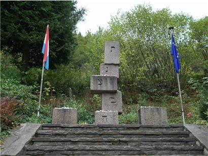 En juillet 1969 fut inauguré par l’Amicale des rescapés et des familles de disparus d’Auschwitz un monument en l’honneur des Juifs déportés de l’ancien couvent de Cinqfontaines transformé en camp par l’occupant allemand. Alors que le Grand-Duc Jean et le vice-président du gouvernement Eugène Schaus (DP) assistèrent à l’inauguration, l’Etat luxembourgeois fut ensuite aux abonnés…
