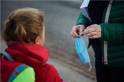 Ende der Woche werden die Abgeordneten darüber abstimmen, ob die Maskenpflicht in der Schule eine gesetzliche Grundlage bekommt. Dann wird das Tragen eines Nasen- und Mundschutzes sowohl in öffentlichen als auch in privaten Bildungseinrichtungen verpflichtend sein.
