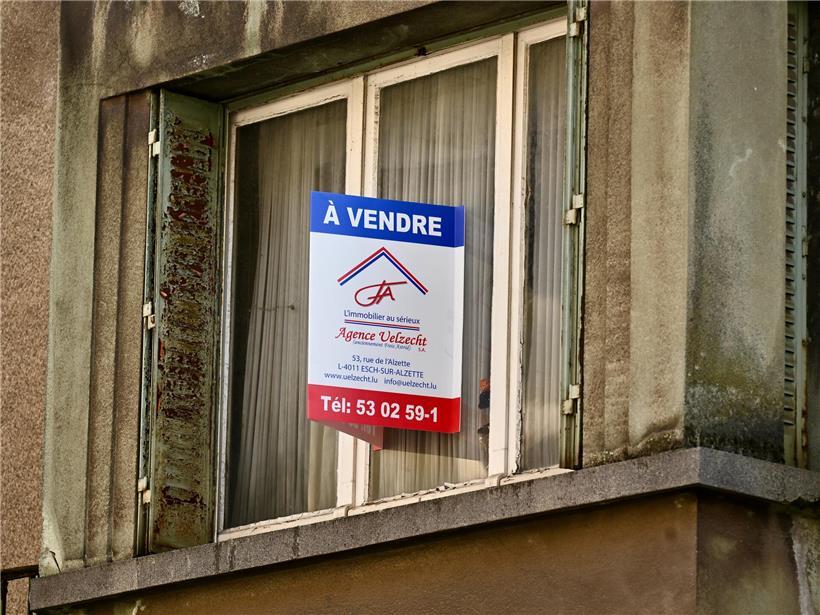 Schild mit Aufschrift „à vendre“ vor Haus, Symbol für Immobilienverkauf und Kaufangebote in Frankreich