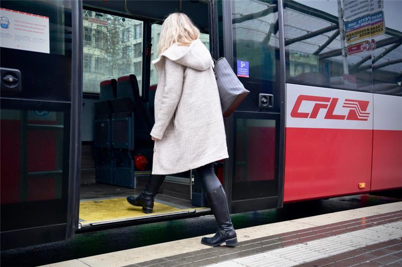 Endlich angekommen – zum Einsteigen: Für viele Grenzpendler besteht die Anreise aus mehreren Etappen
