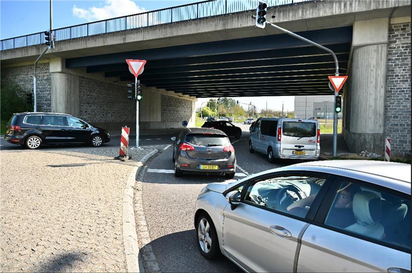 Grünes Ampelsignal leuchtet, symbolisiert freie Fahrt und positive Verkehrssituation