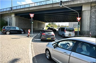 Grünes Ampelsignal leuchtet, symbolisiert freie Fahrt und positive Verkehrssituation