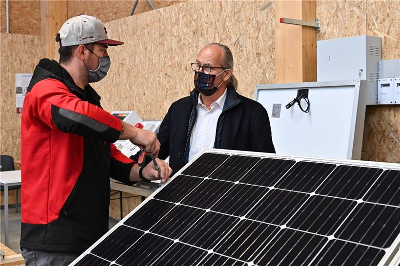 Energieminister Claude Turmes (rechts) bei seiner Visite im „Centre de compétence de l’artisanat“ in Bettemburg
