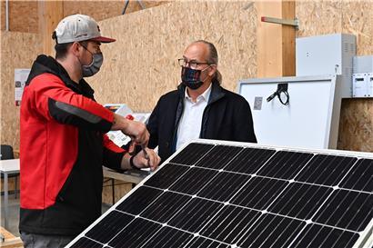 Energieminister Claude Turmes (rechts) bei seiner Visite im „Centre de compétence de l’artisanat“ in Bettemburg
