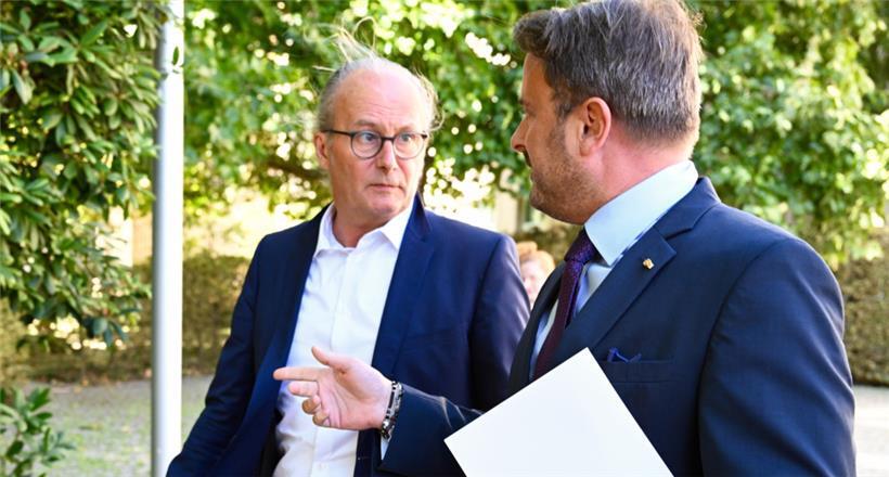 Energieminister Claude Turmes und Premierminister Xavier Bettel auf dem Weg zur Pressekonferenz
