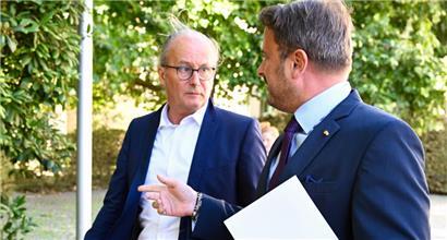 Energieminister Claude Turmes und Premierminister Xavier Bettel auf dem Weg zur Pressekonferenz
