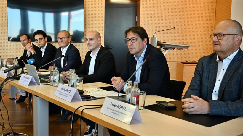 Energieminister Turmes (Dritter von links) wohnte der Vorstellung von Alva bei
