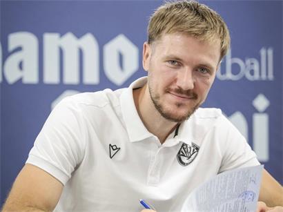 Enes Mahmutovic bei der Unterschrift seines neuen Vertrages