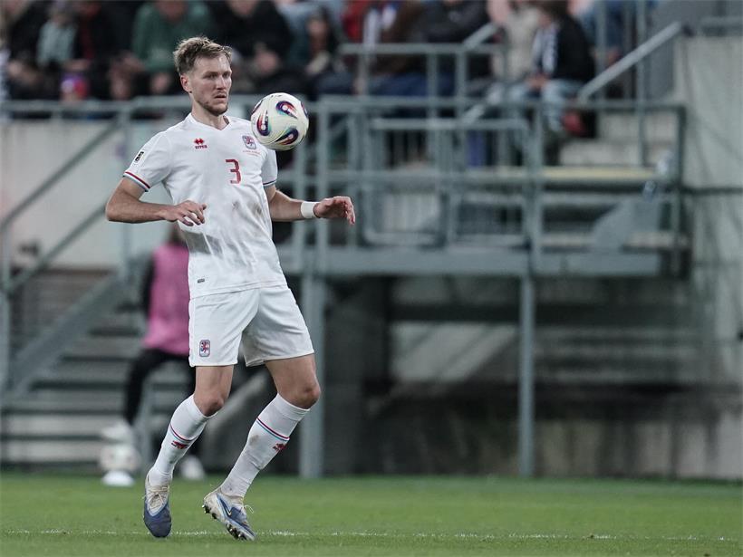 Porträt von Enes Mahmutovic, professioneller Fußballspieler in Sportkleidung vor neutralem Hintergrund