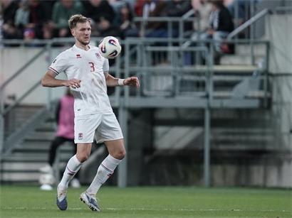 Porträt von Enes Mahmutovic, professioneller Fußballspieler in Sportkleidung vor neutralem Hintergrund
