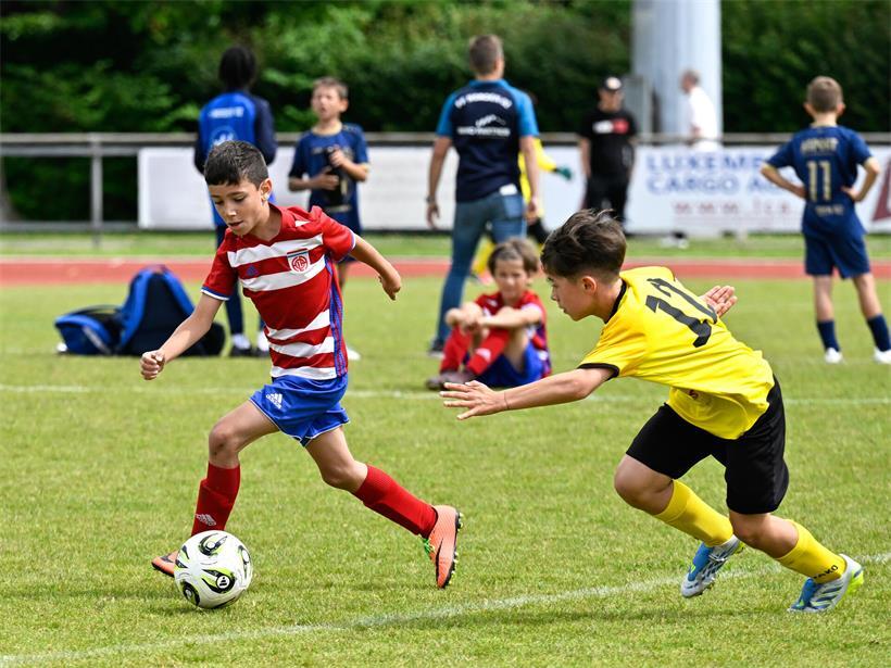 Enge Fußballduelle am Sonntag in Ettelbrück bei spannendem Lokalspiel unter strahlendem Himmel