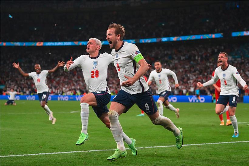 England-Kapitän Harry Kane (Nr. 9) sorgte in der Verlängerung für Jubelstürme im Wembley-Stadion
