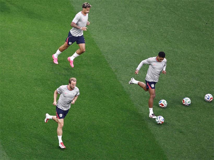 England Fußballteam feiert historischen Sieg und beendet die Fiesta Mexicana im legendären Spiel