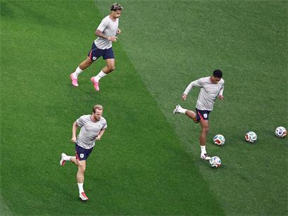 England Fußballteam feiert historischen Sieg und beendet die Fiesta Mexicana im legendären Spiel