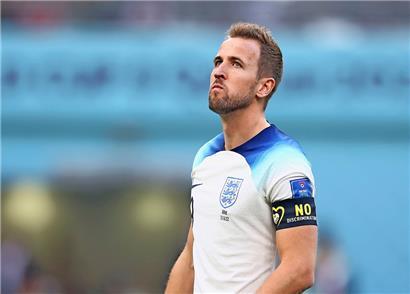 Englands Kapitän Harry Kane mit der von der FIFA verordneten Armbinde

