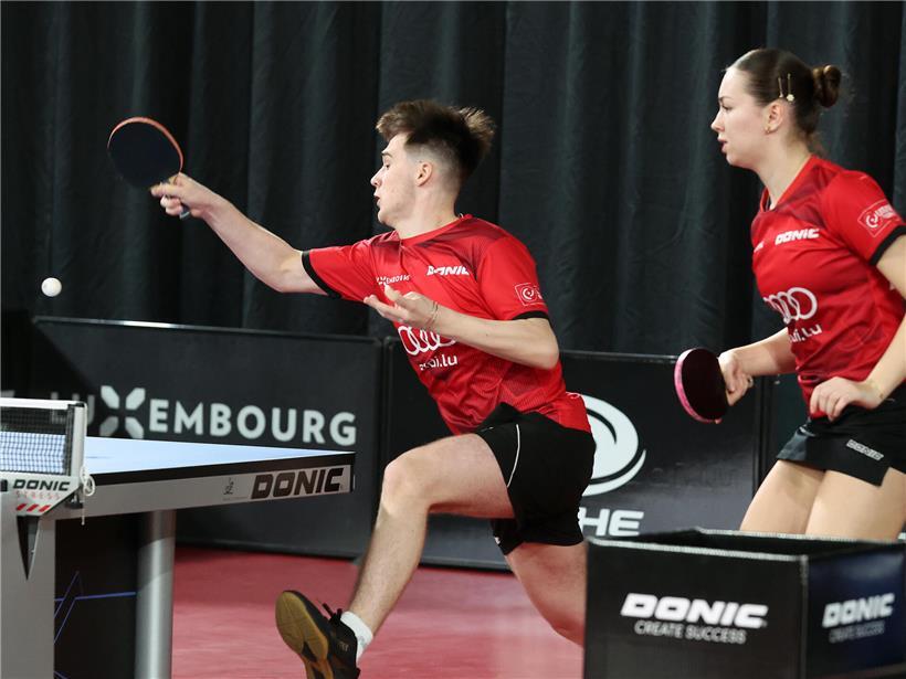 Enisa Sadikovic gewinnt souverän ihr Tennismatch gegen Talent Aaron Sahr, der Lehrgeld zahlt