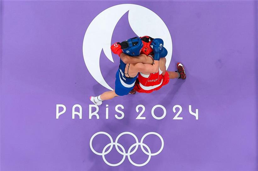 Ënnert anerem d’Boxerin Imane Khelif (r.) huet bei den Olympesche Spiller fir Diskussiounsstoff gesuergt
