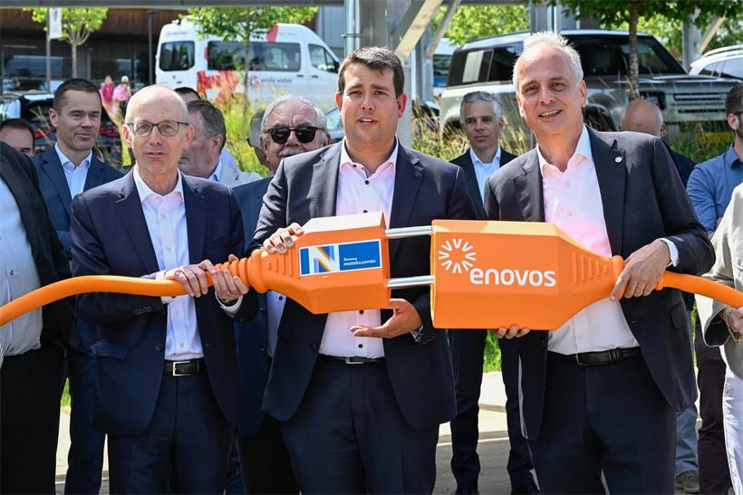 Enovos-Direktor Erik von Scholz, Bürgermeister Fréd Ternes und Premierminister Luc Frieden bei feierlicher Einweihung in Niederanven