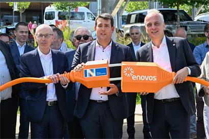 Enovos-Direktor Erik von Scholz, Bürgermeister Fréd Ternes und Premierminister Luc Frieden bei feierlicher Einweihung in Niederanven