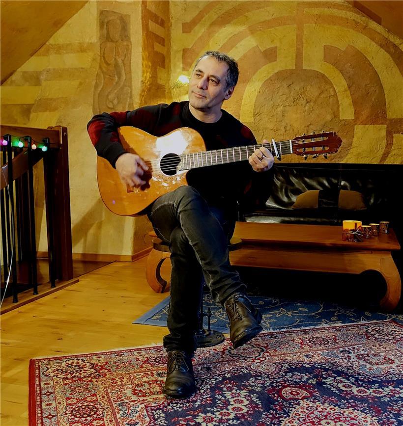 Enrico Lunghi jouant de la guitare

