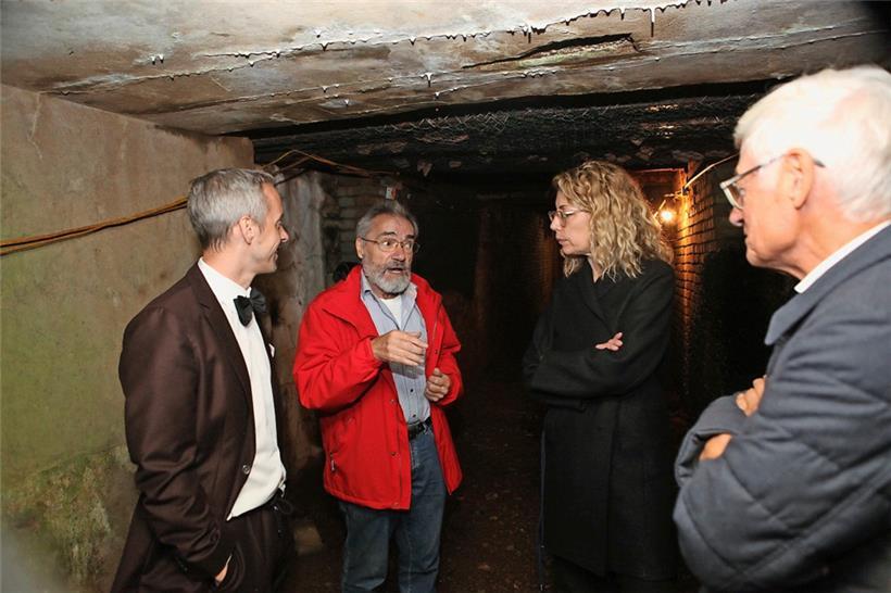 Entente-Präsident Henri Clemens (2.v.l.) hofft, die Grube wieder für Besucher begehbar zu machen. Ministerin Joëlle Welfring, Bürgermeister Georges Mischo und Schöffe Martin Kox konnten sich ein Bild dieser Pläne machen.
