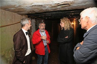 Entente-Präsident Henri Clemens (2.v.l.) hofft, die Grube wieder für Besucher begehbar zu machen. Ministerin Joëlle Welfring, Bürgermeister Georges Mischo und Schöffe Martin Kox konnten sich ein Bild dieser Pläne machen.
