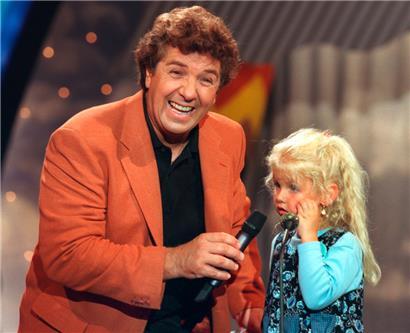 Entertainer Michael Schanze unterhält sich bei der Aufzeichnung der neuen Folgen von „Kinderquatsch mit Michael“ im Hansapark in Sierksdorf mit einem Mädchen 
