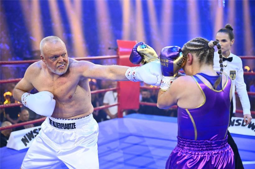 Entertainer Stefan Raab boxt gegen Boxweltmeisterin Regina Halmich bei einem Show Boxkampf im PSD Bank Dome. Raab hat zum dritten Mal eine Niederlage im Boxring gegen Halmich kassiert, wie schon 2001 und 2007.
