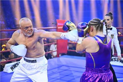 Entertainer Stefan Raab boxt gegen Boxweltmeisterin Regina Halmich bei einem Show Boxkampf im PSD Bank Dome. Raab hat zum dritten Mal eine Niederlage im Boxring gegen Halmich kassiert, wie schon 2001 und 2007.

